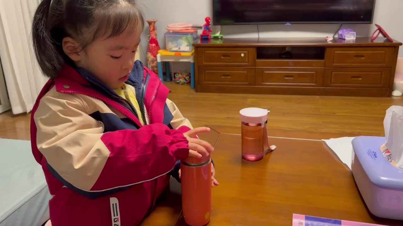 中B班李茵琪练习拧瓶盖.MOV
