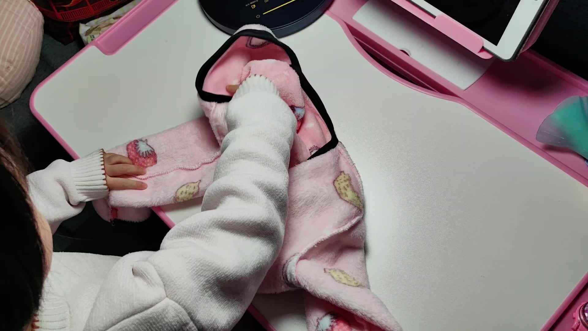 中B班徐子伊练习翻袖子