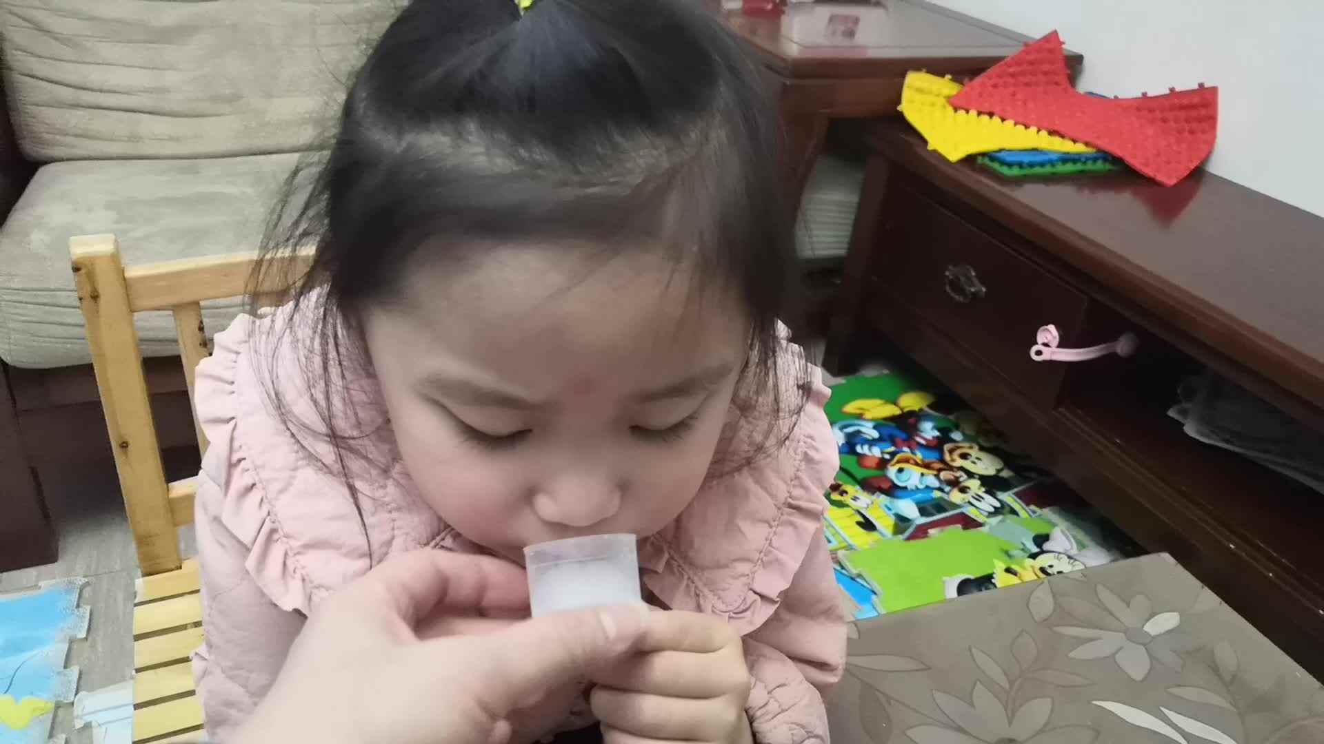 中B班12月25张芷萱练习擦嘴