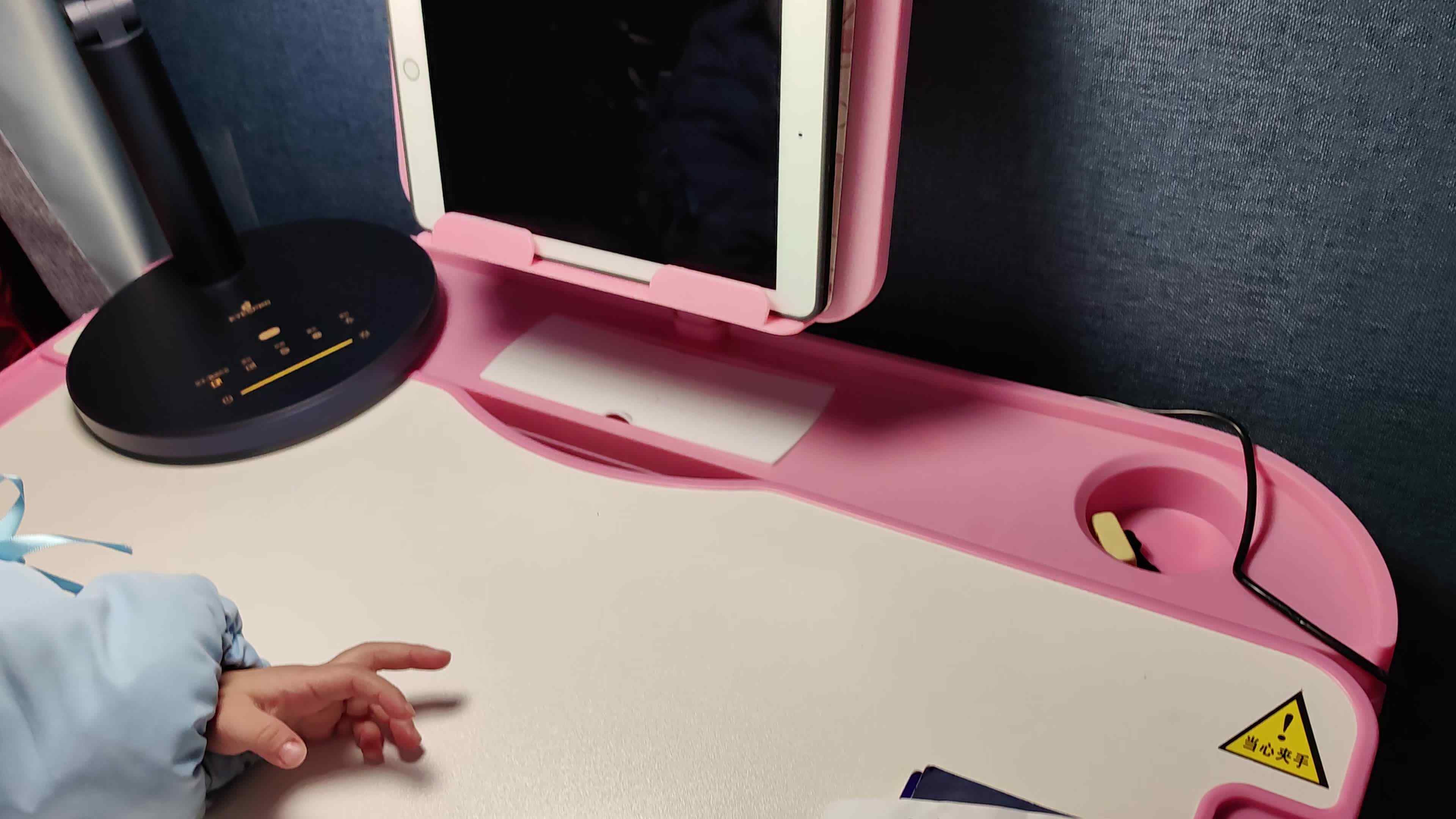 中B班徐子伊认读汉字《大 小 个 日 山》