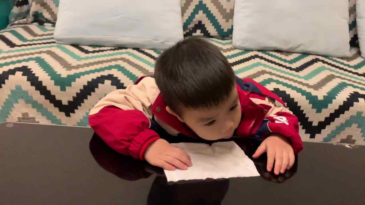 中B班杨育寒练习擦嘴巴