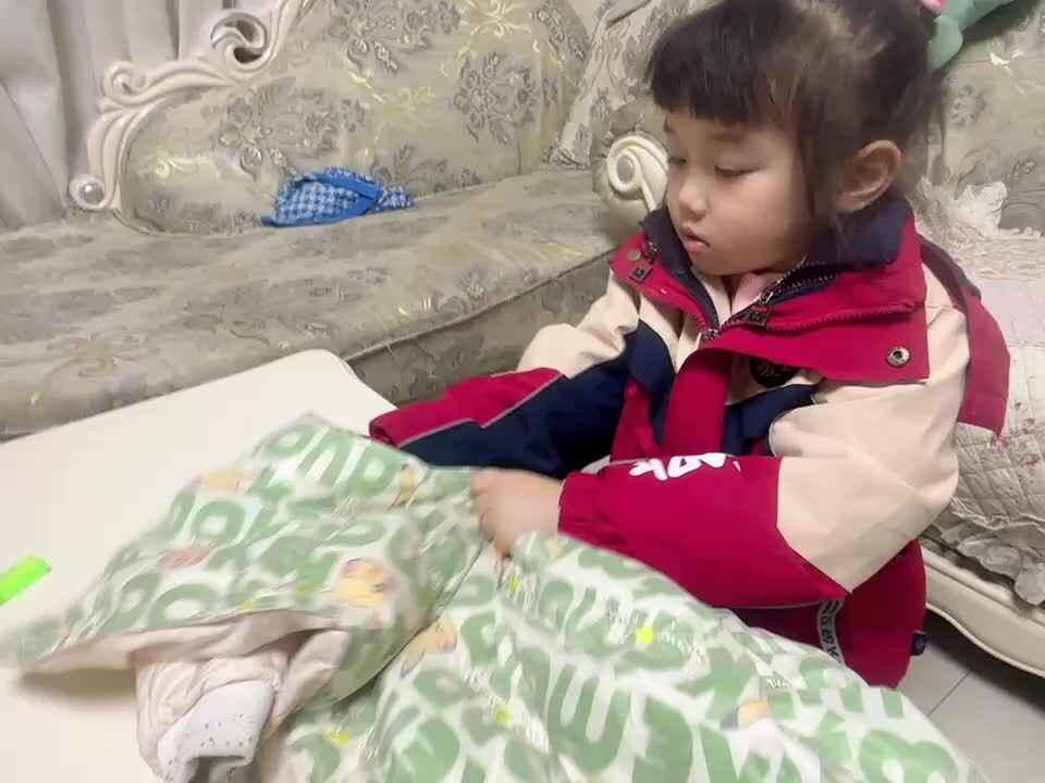 ⁣20231204中B舒琳芯翻袖子