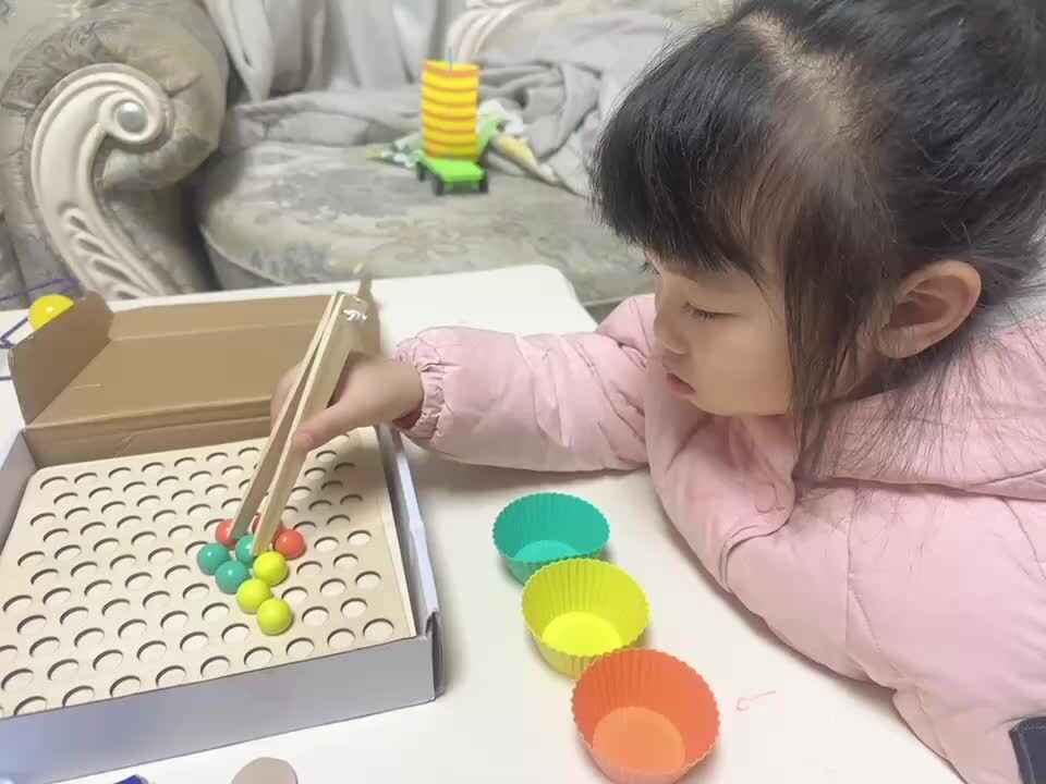 ⁣⁣⁣20231216⁣中B班舒琳芯夹豆子