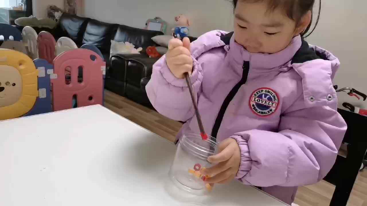 中 B 班宁汐言练习夹豆子.mp4