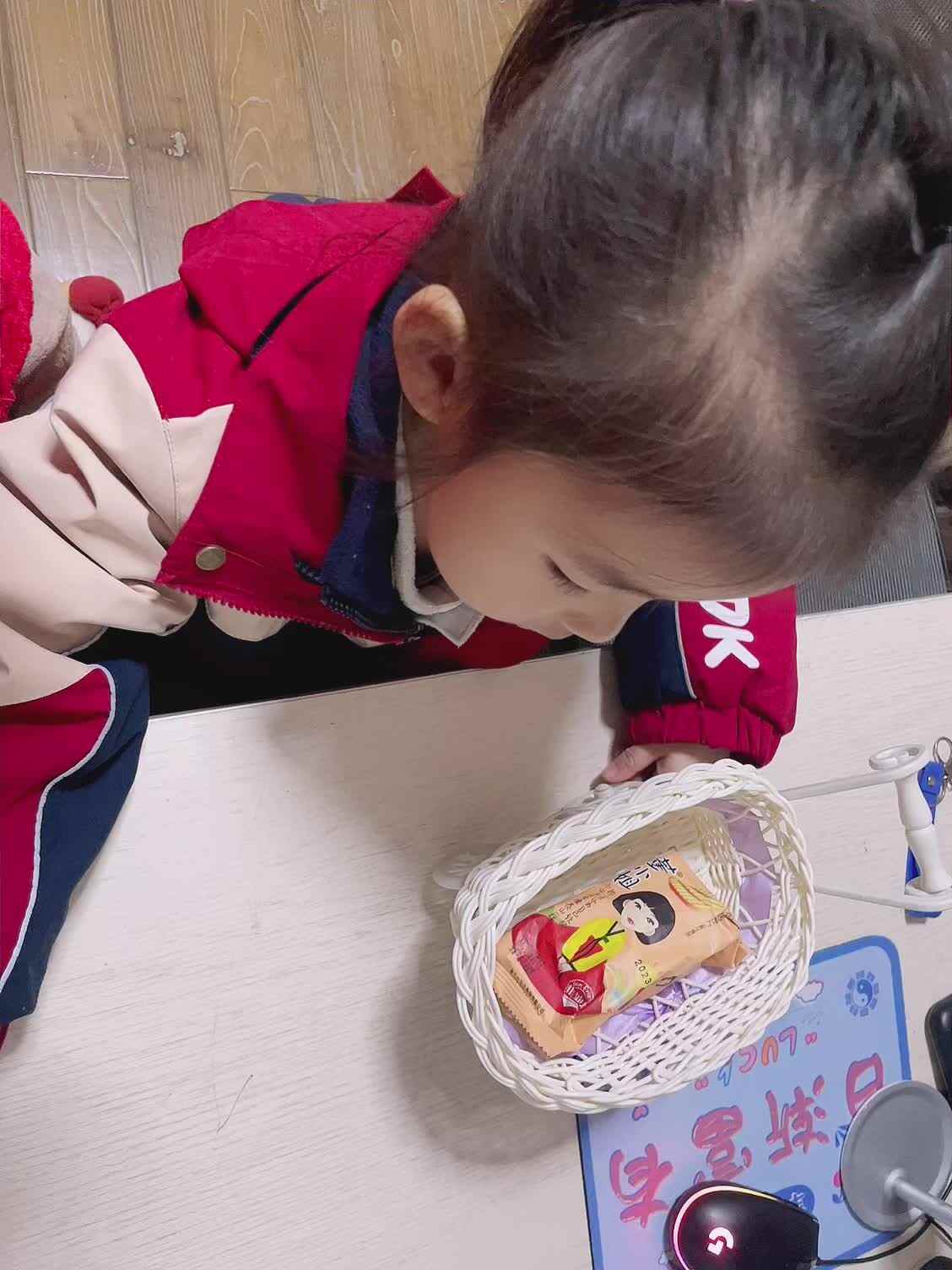 大B班蒲依诺2023.11.18日描述物品(上下，前后，里外的方位关系).mp4
