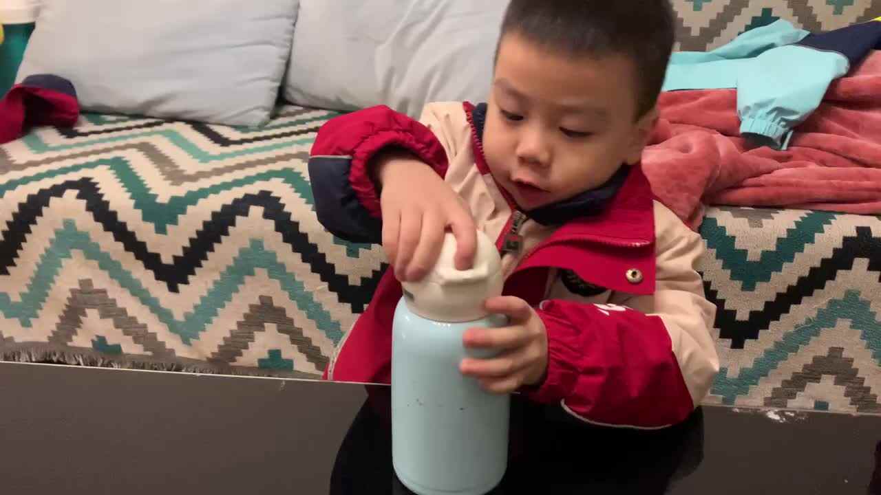 中B班杨育寒练习拧瓶盖