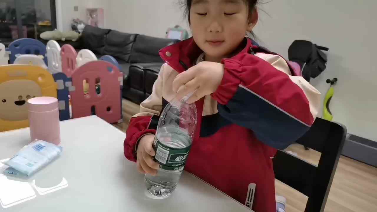 中b班宁汐言练习扭瓶盖