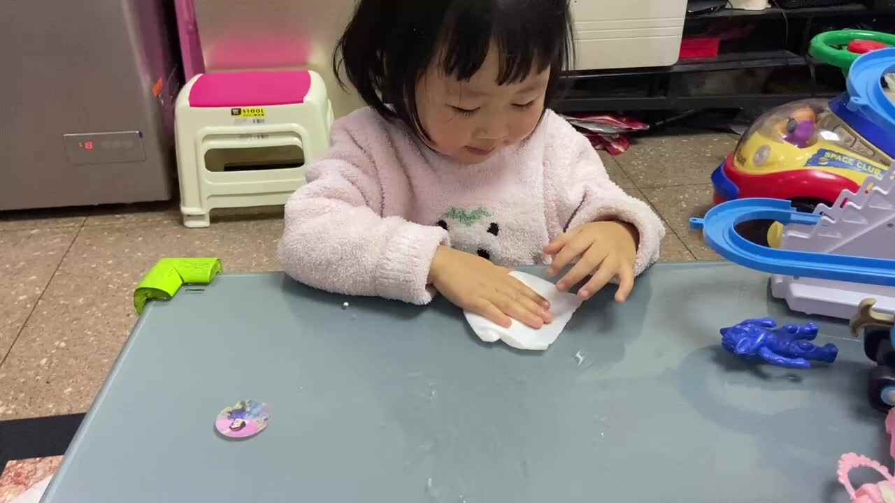 小A班2023.12.14张艺涵-擦桌子.MOV