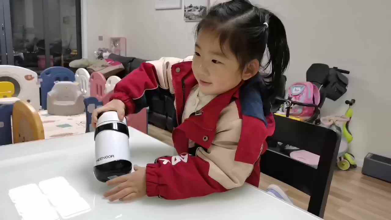 中 B 班宁汐言练习拧瓶盖.mp4