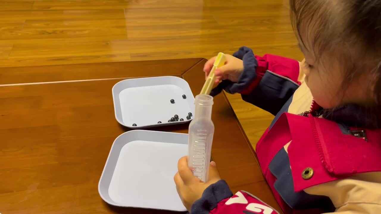 中B班李茵琪练习用夹子夹豆子.MOV