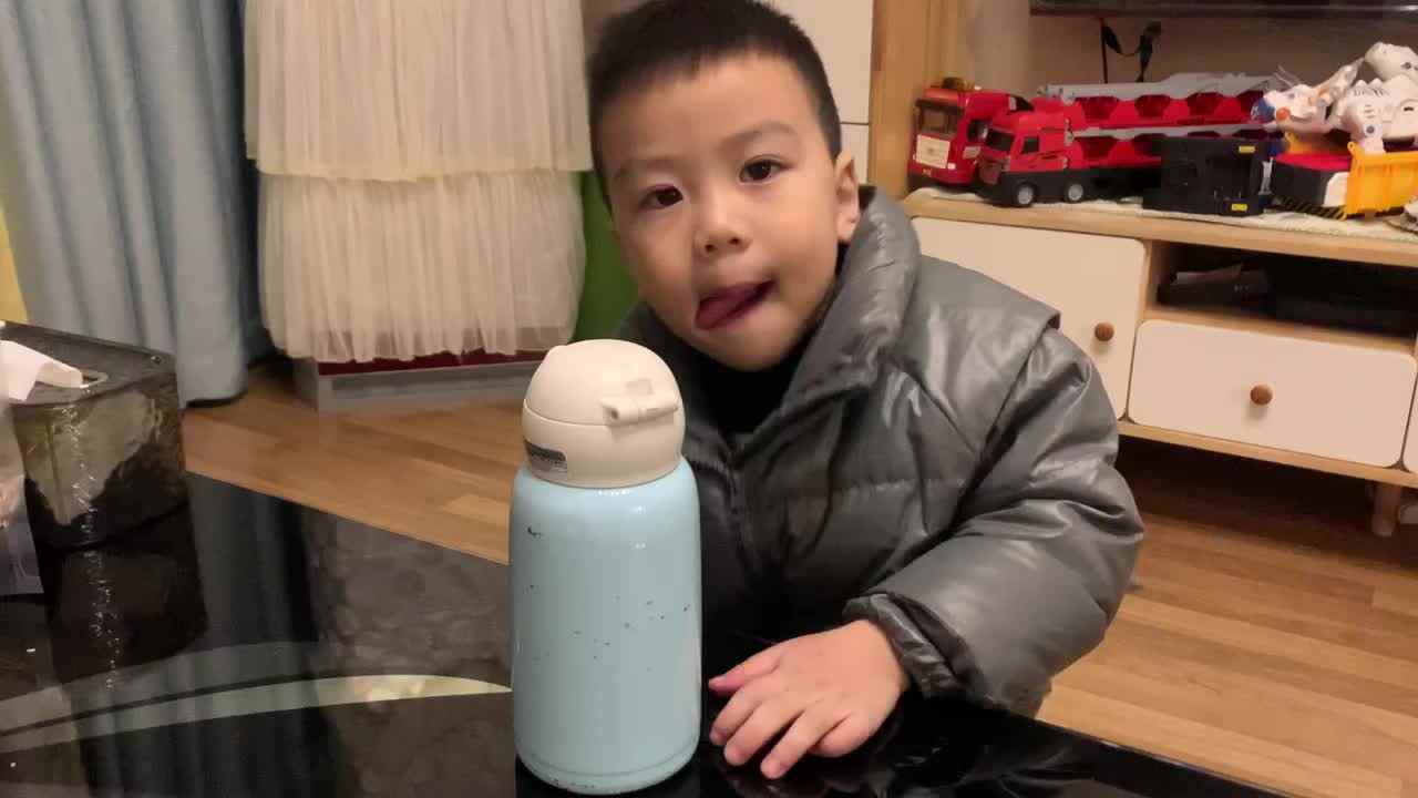 中B班杨育寒练习拧瓶盖