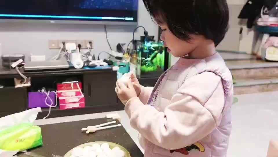 中B班徐子伊练习夹汤圆