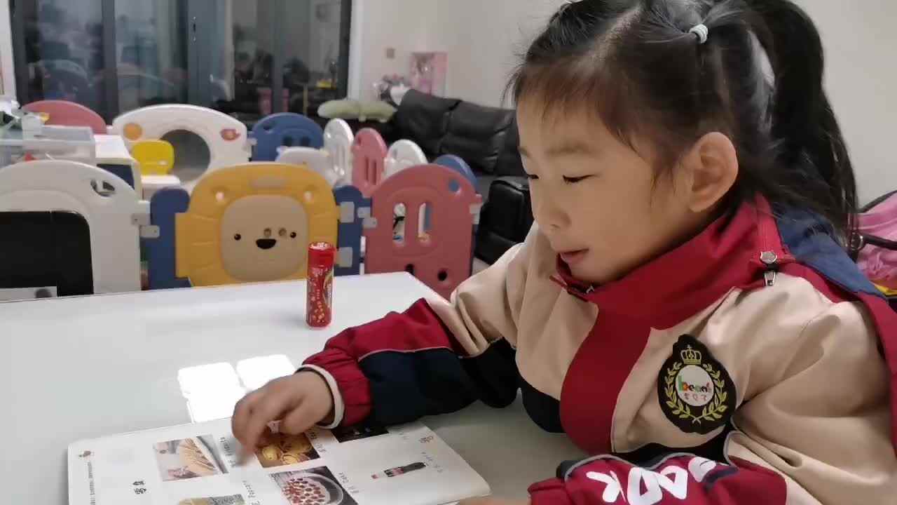 中 B 班宁汐言指读零食.mp4