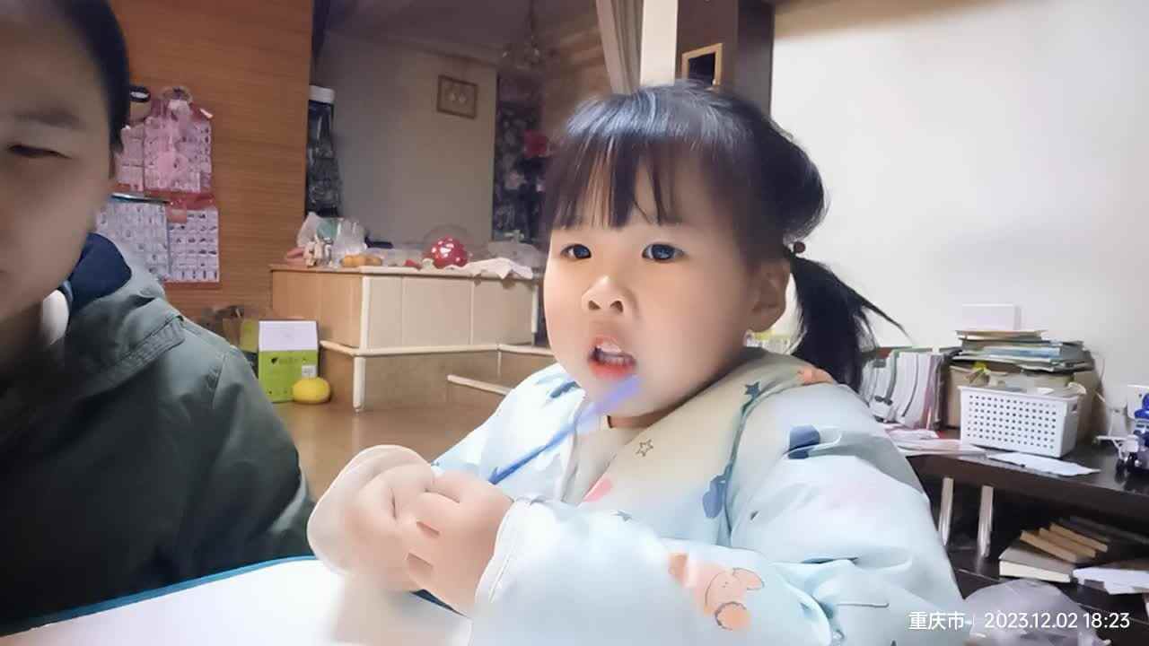 20231202中A班于陈昱观看指读《shapes》.mp4