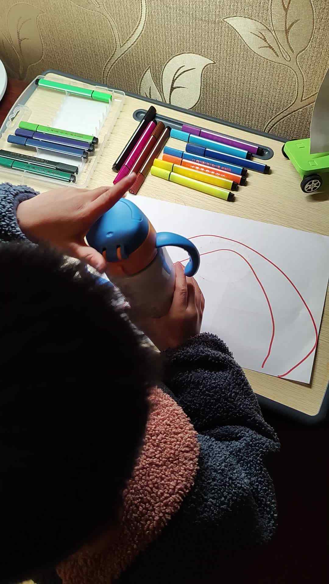 中b班刘倬宇拧瓶盖VID_20231219_184510.mp4