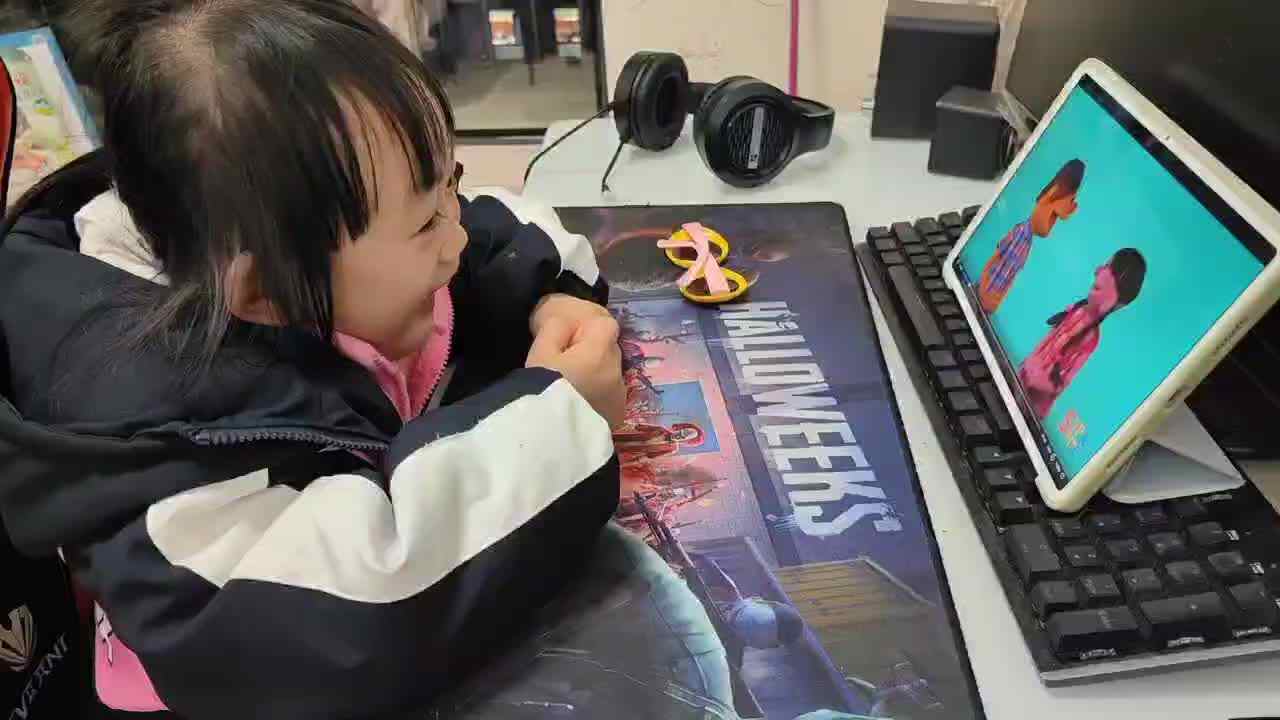 12月10日中B班谭诗锜观看跟读《What's your name 》