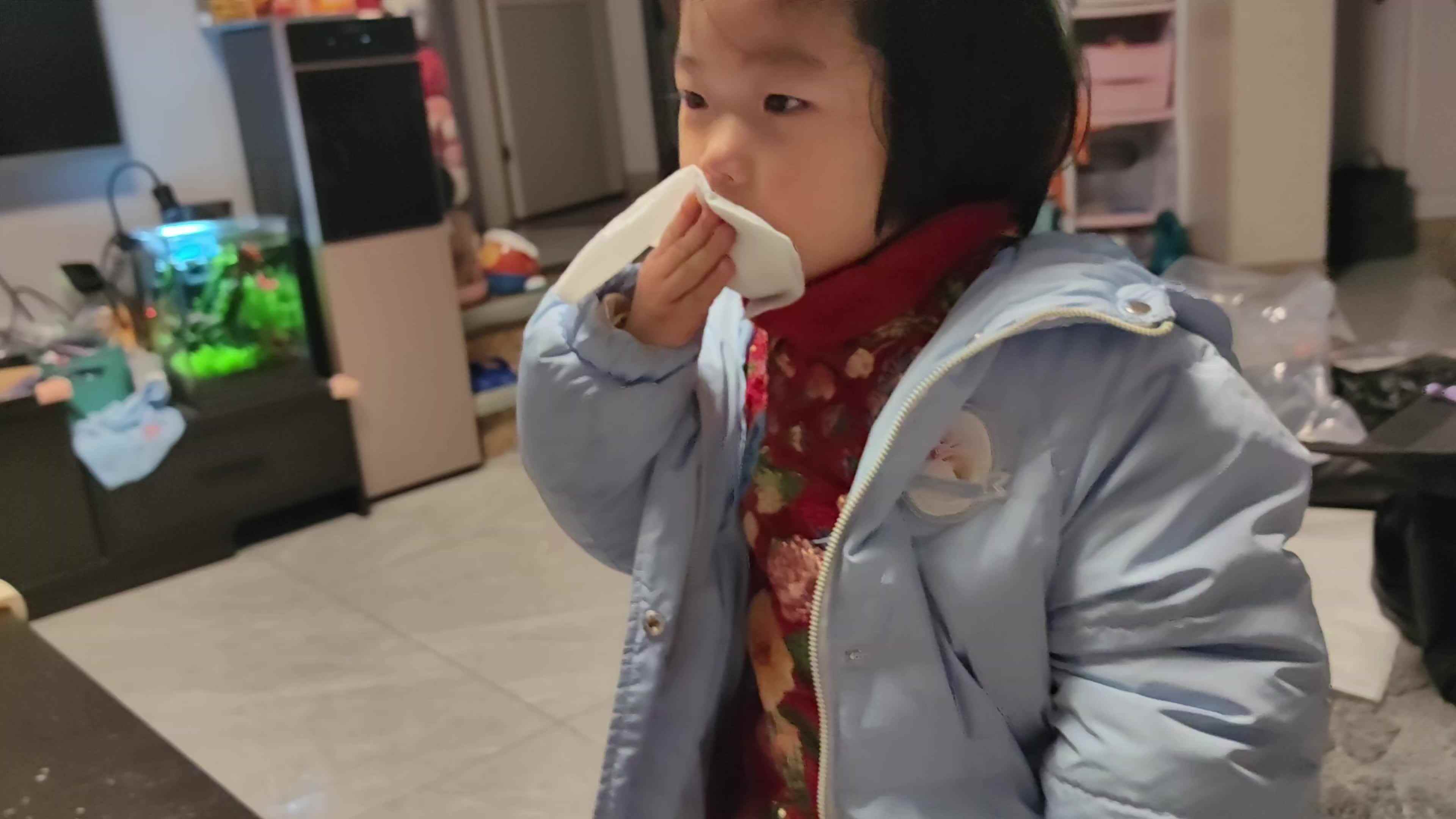 中B班徐子伊练习擦嘴巴