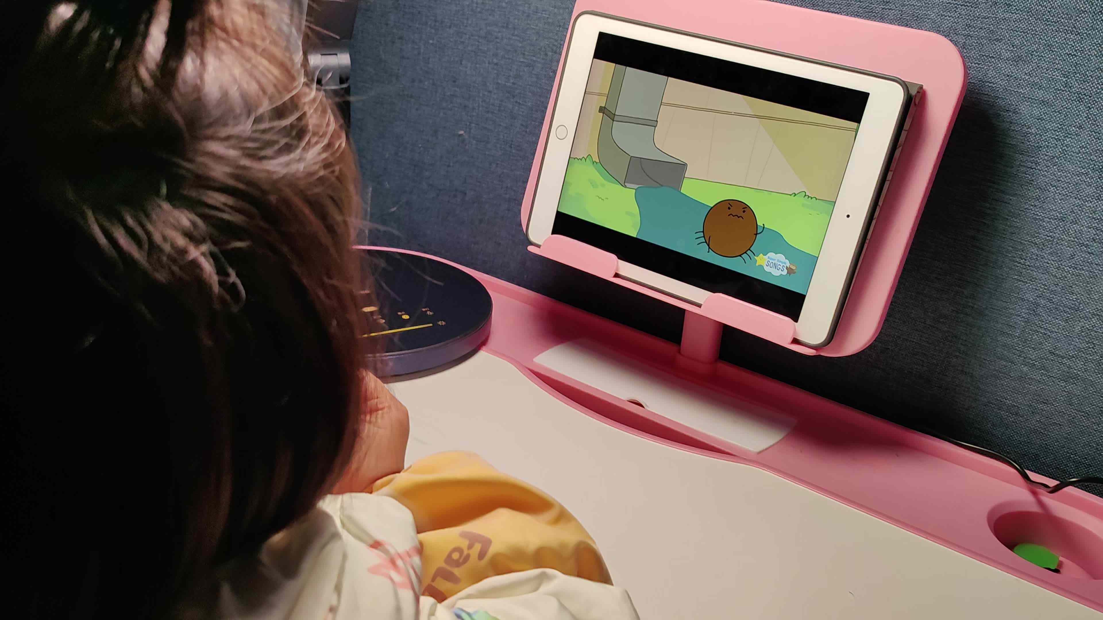 中B班徐子伊观看学习英语视频