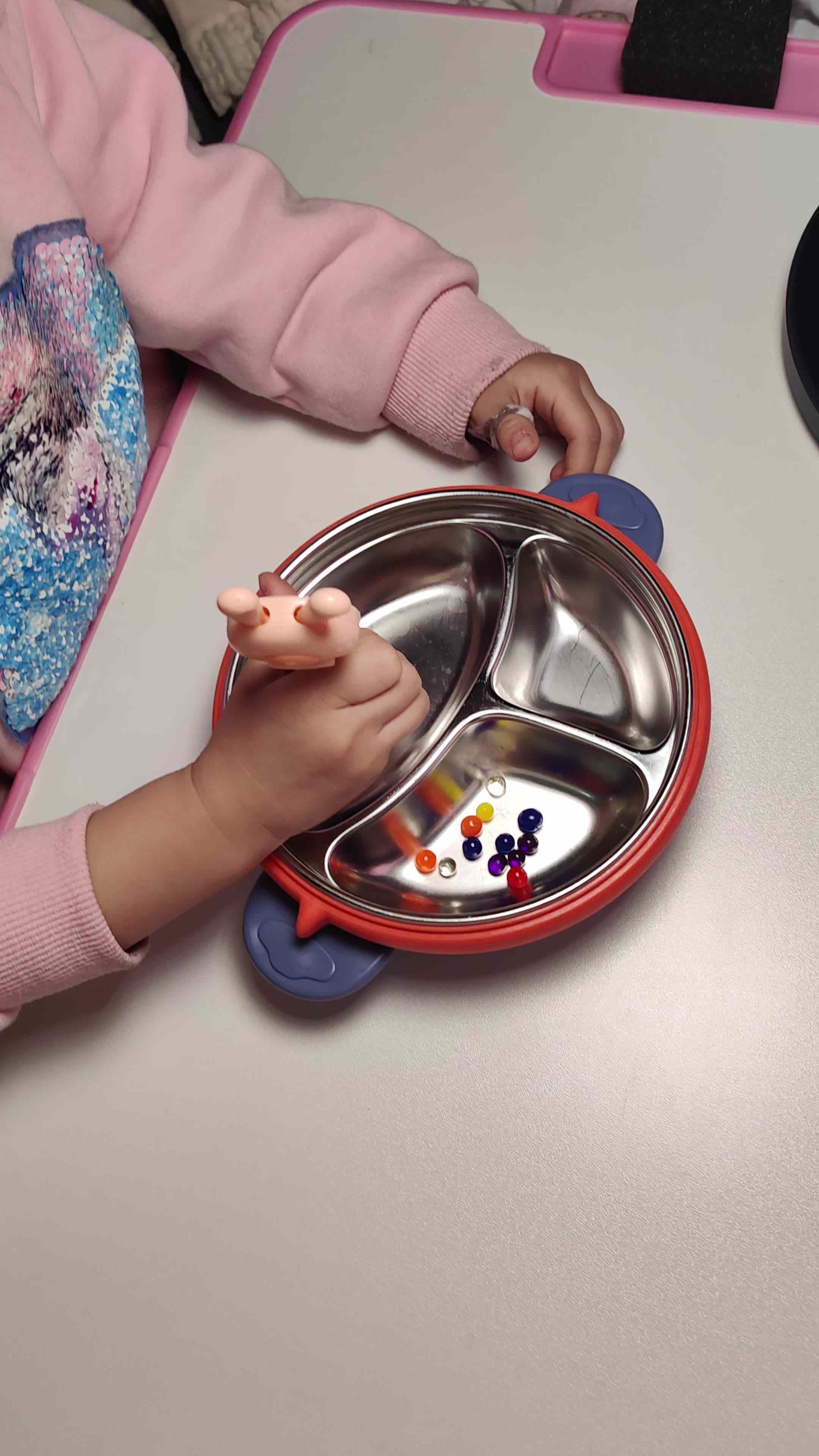 中B班徐子伊练习夹豆子