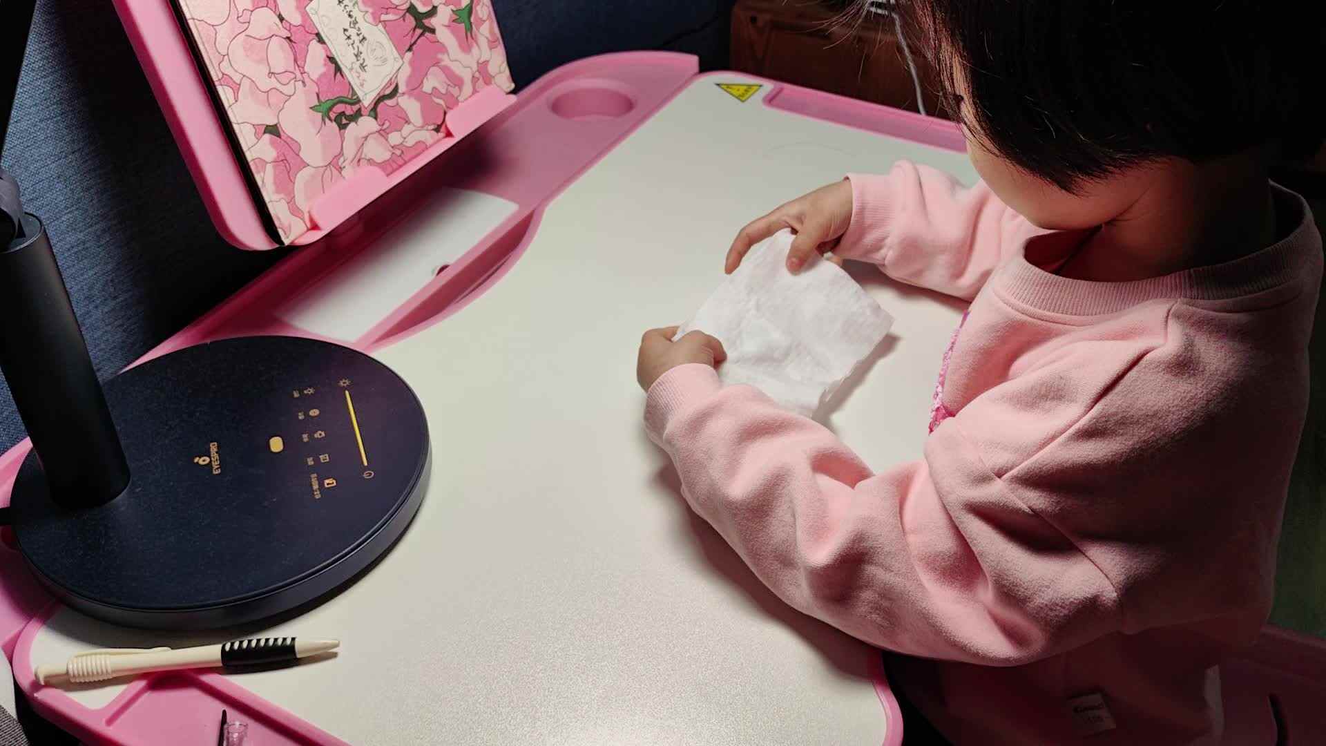 中B班徐子伊擦桌子