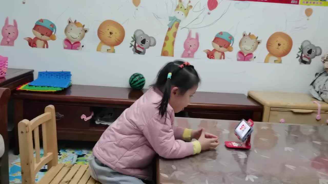 中B班12月8张芷萱观看并跟唱英文儿歌《What'syourname》