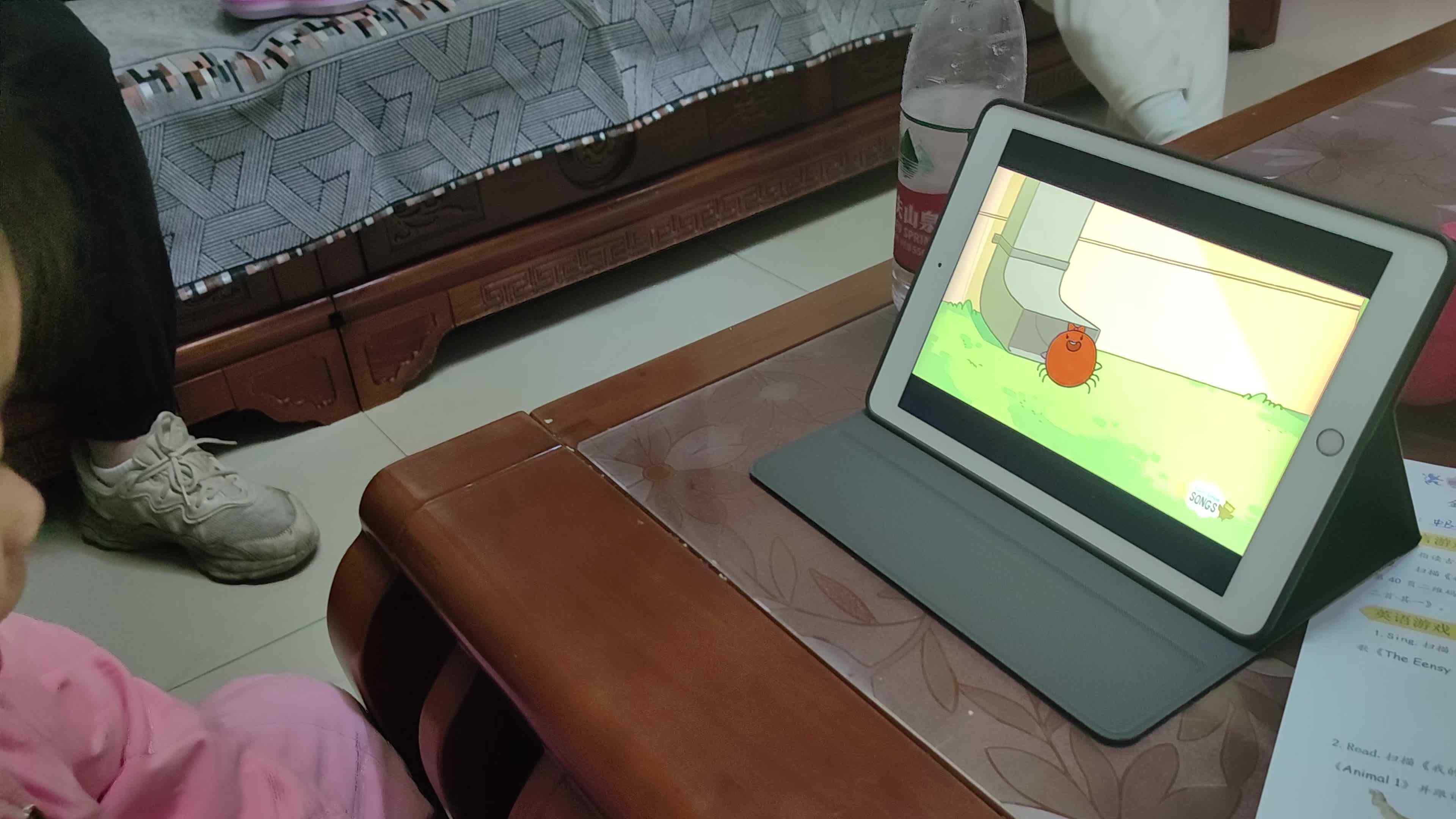 中B班徐子伊观看学习英语视频