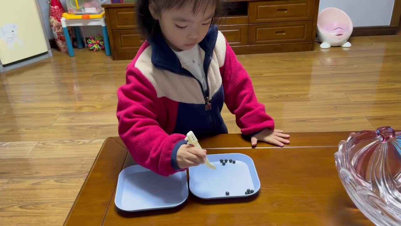 中B班李茵琪练习用夹子夹豆子.MOV