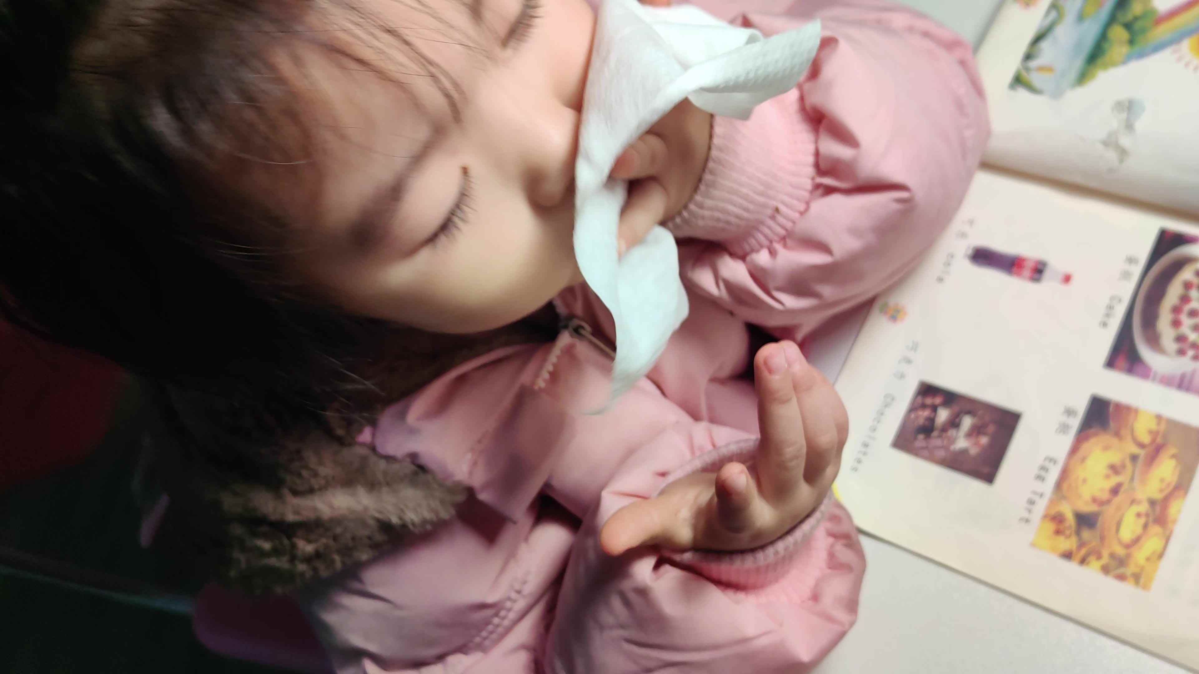 中B班徐子伊练习擦嘴巴