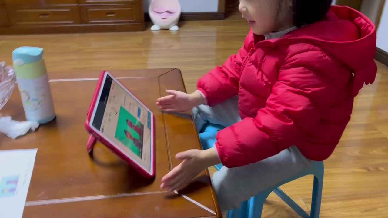 中B班李茵琪学唱英文歌《what's your name》.MOV