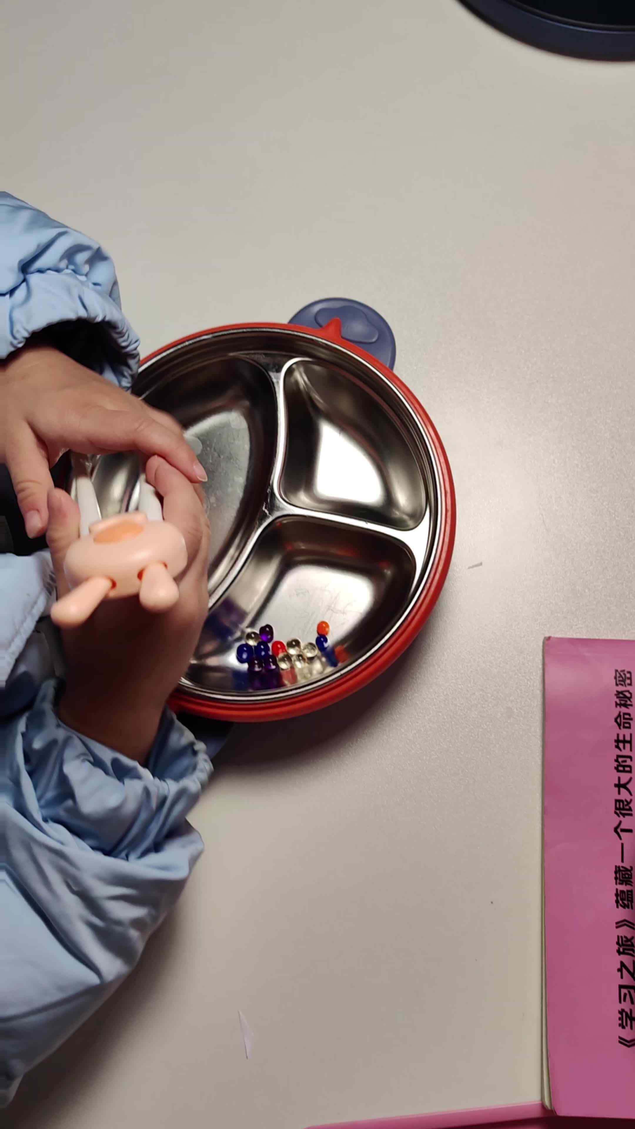 中B班徐子伊练习夹豆子