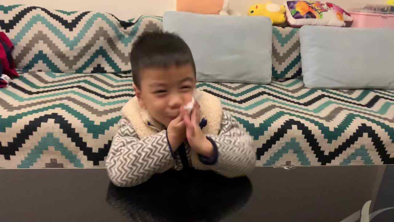 中B班杨育寒练习擦嘴巴