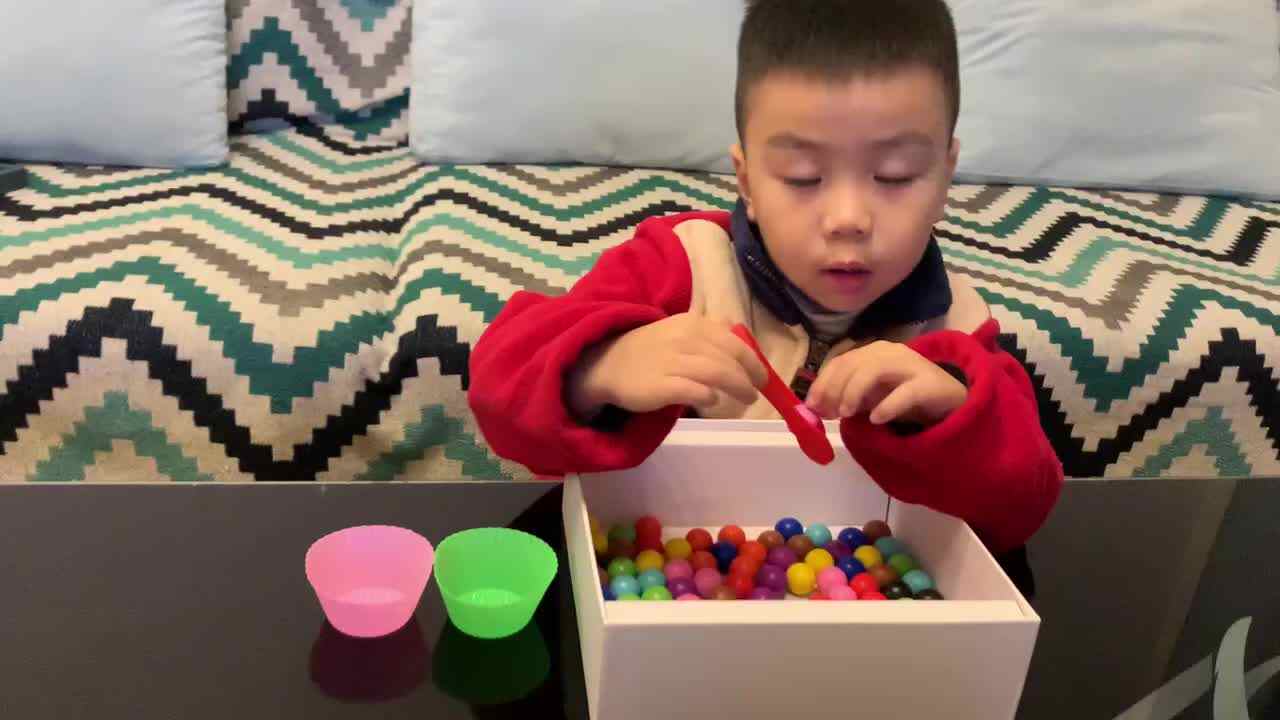 中B班杨育寒练习夹豆子