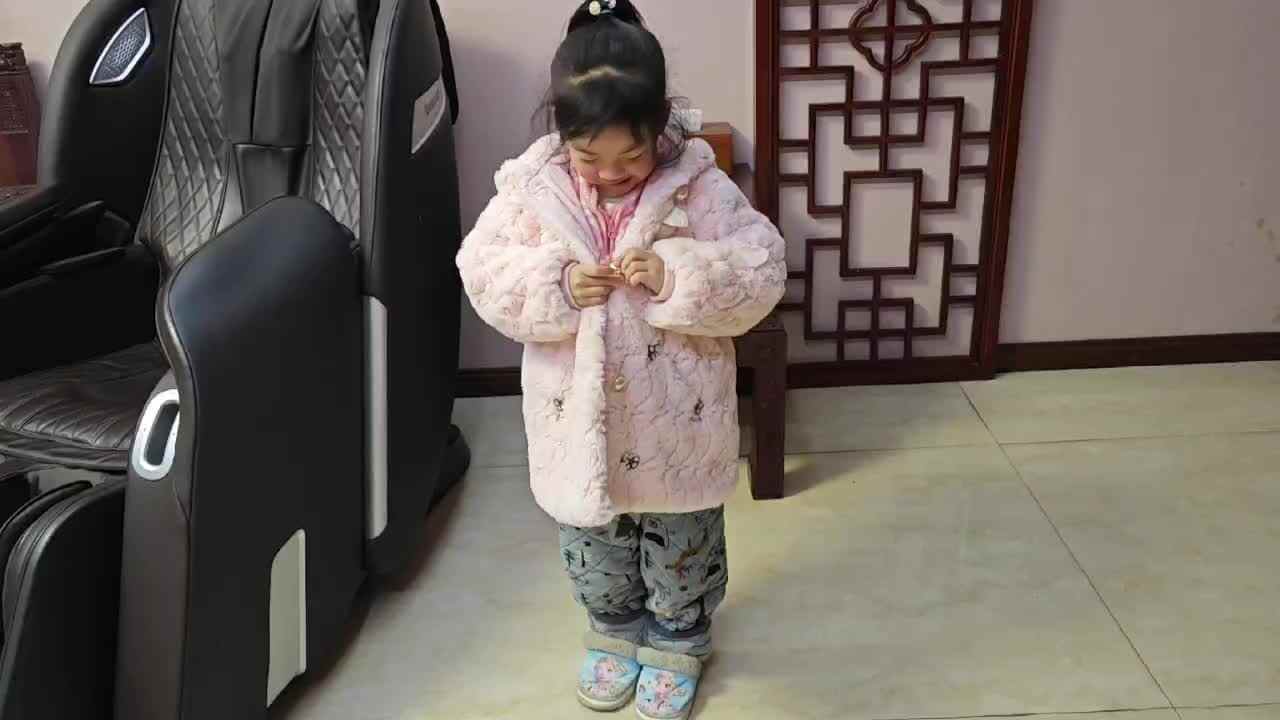 2023年12月21日大B班魏琪珈练习扣纽扣，系纽扣.mp4