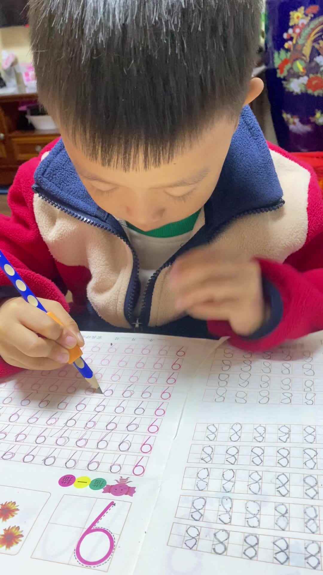 2023-12.6大B班王崇焱数字描红本“8”描一描