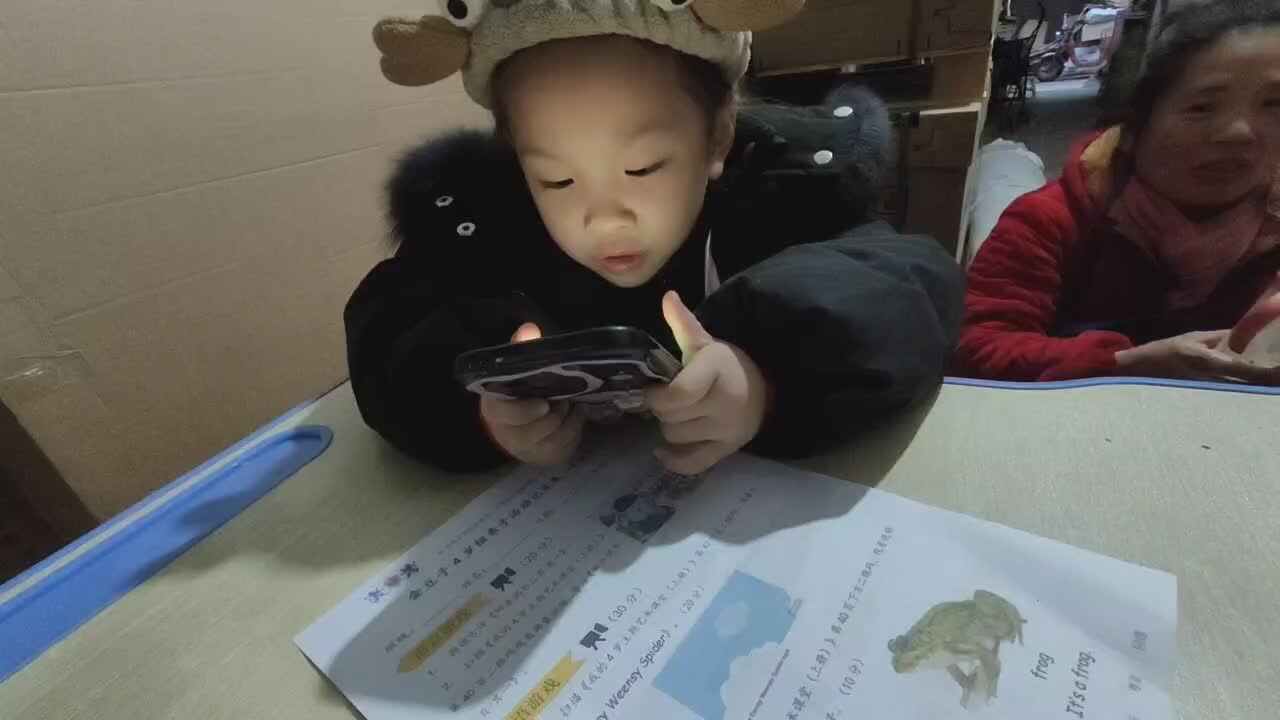 中a班唐依依观看视频《回乡偶书二首》