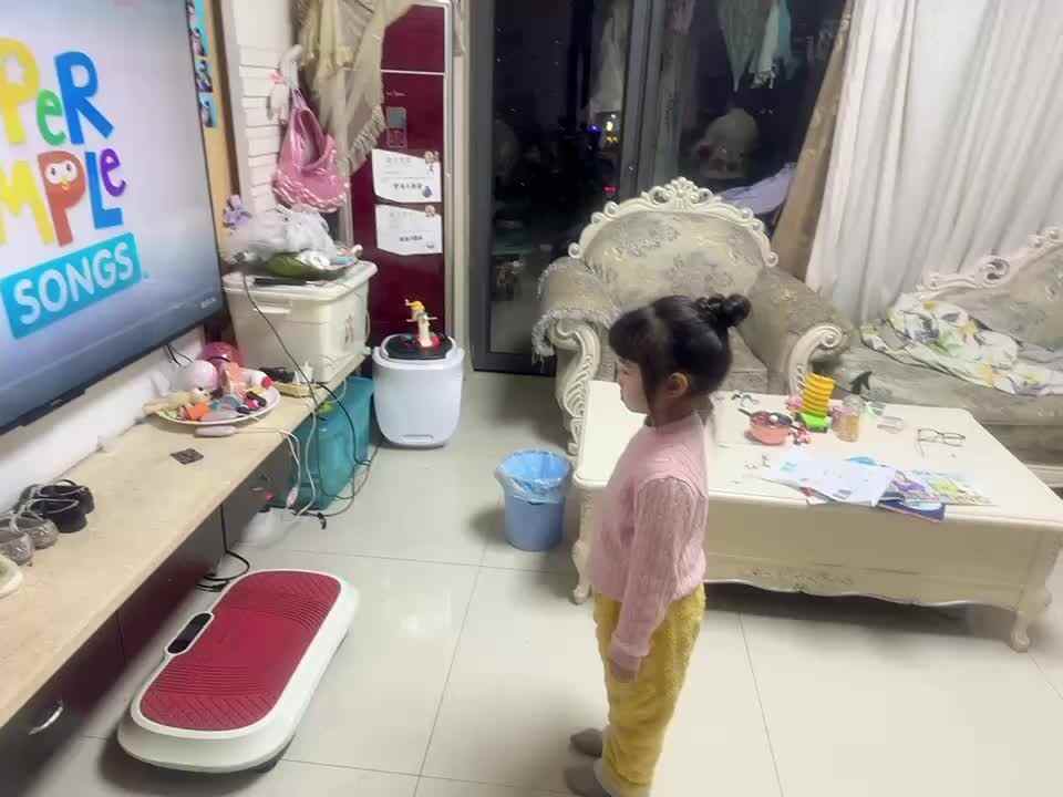 ⁣⁣⁣20231209⁣中B班舒琳芯跟唱英语歌《what's your name》