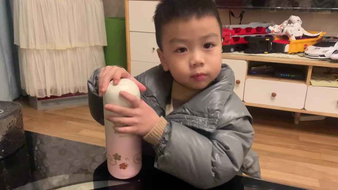 中B班杨育寒练习拧瓶盖