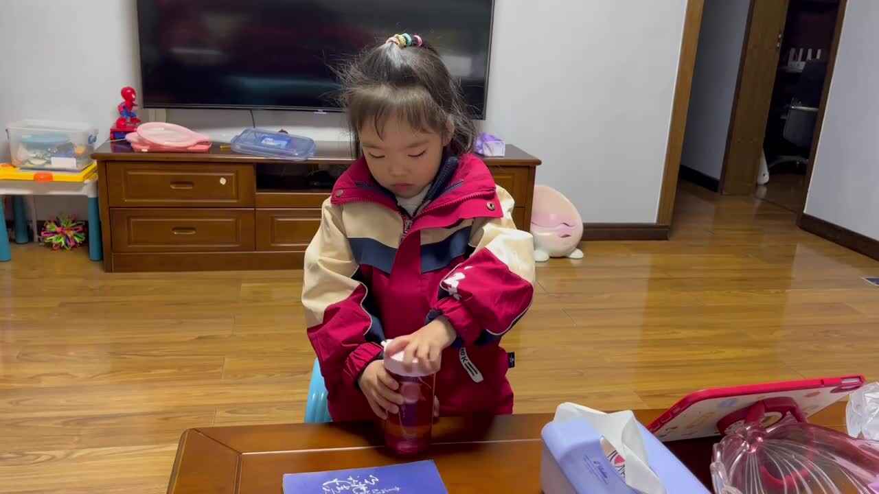 中B班李茵琪练习拧瓶盖.MOV