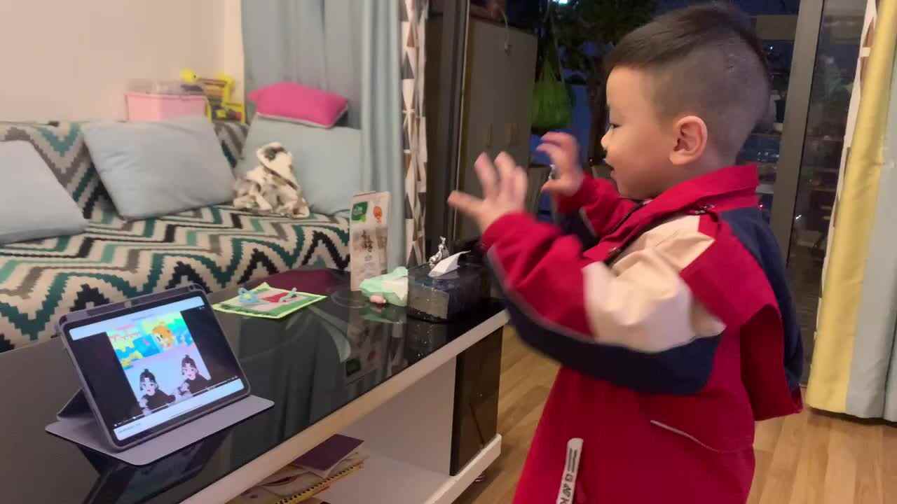 中B班杨育寒表演舞蹈《糖果屋里的小老虎》