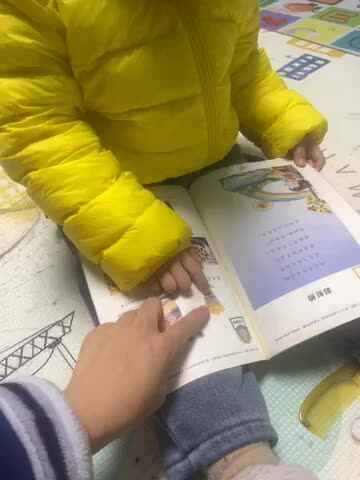 中B班吴瑷汝指读零食