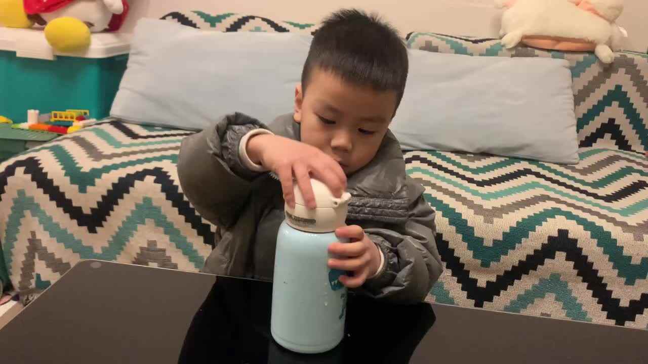 中B班杨育寒练习拧瓶盖
