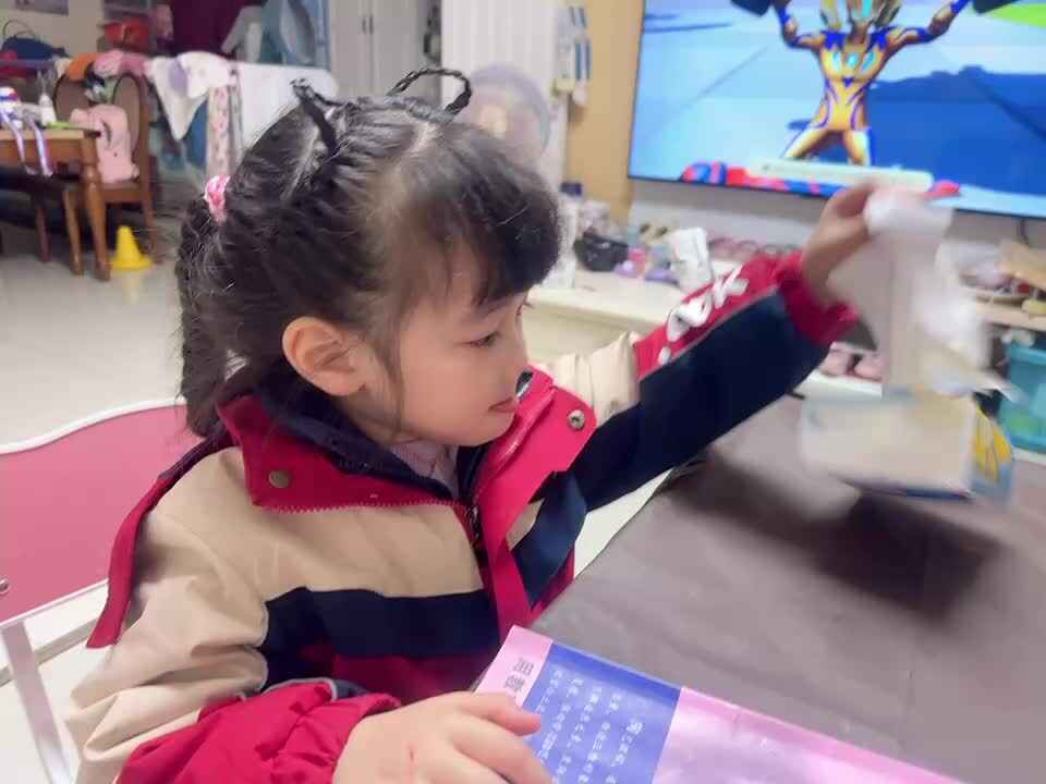 ⁣20231225中B舒琳芯擦嘴巴