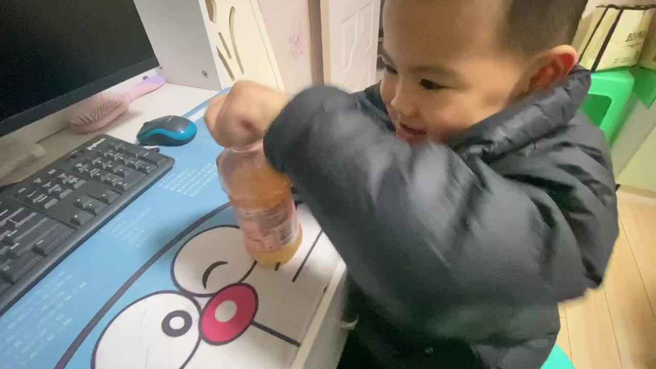 ⁣中B班吕子垚生活练习拧瓶盖20231221