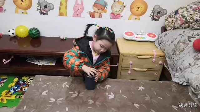 中B班12月21张芷萱练习拧瓶盖