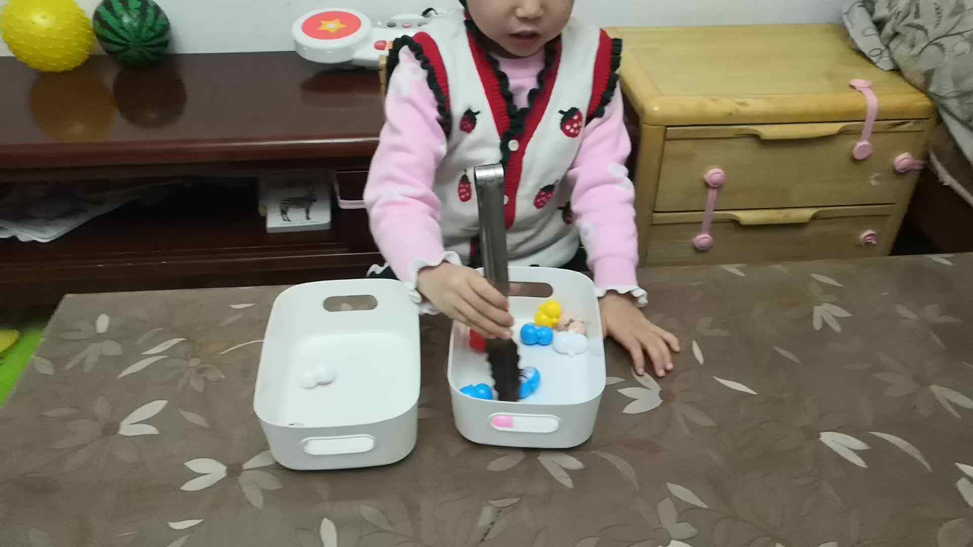 中B班12月11张芷萱练习夹豆子