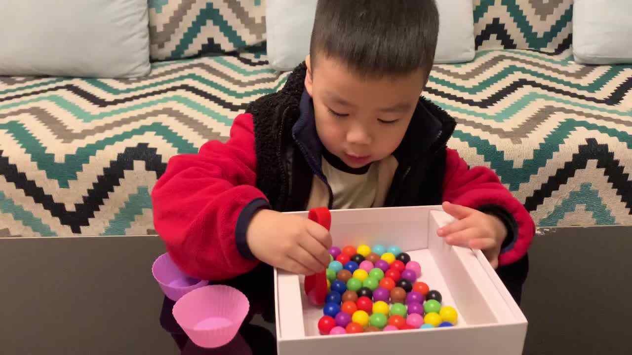 中B班杨育寒练习用夹子夹豆子