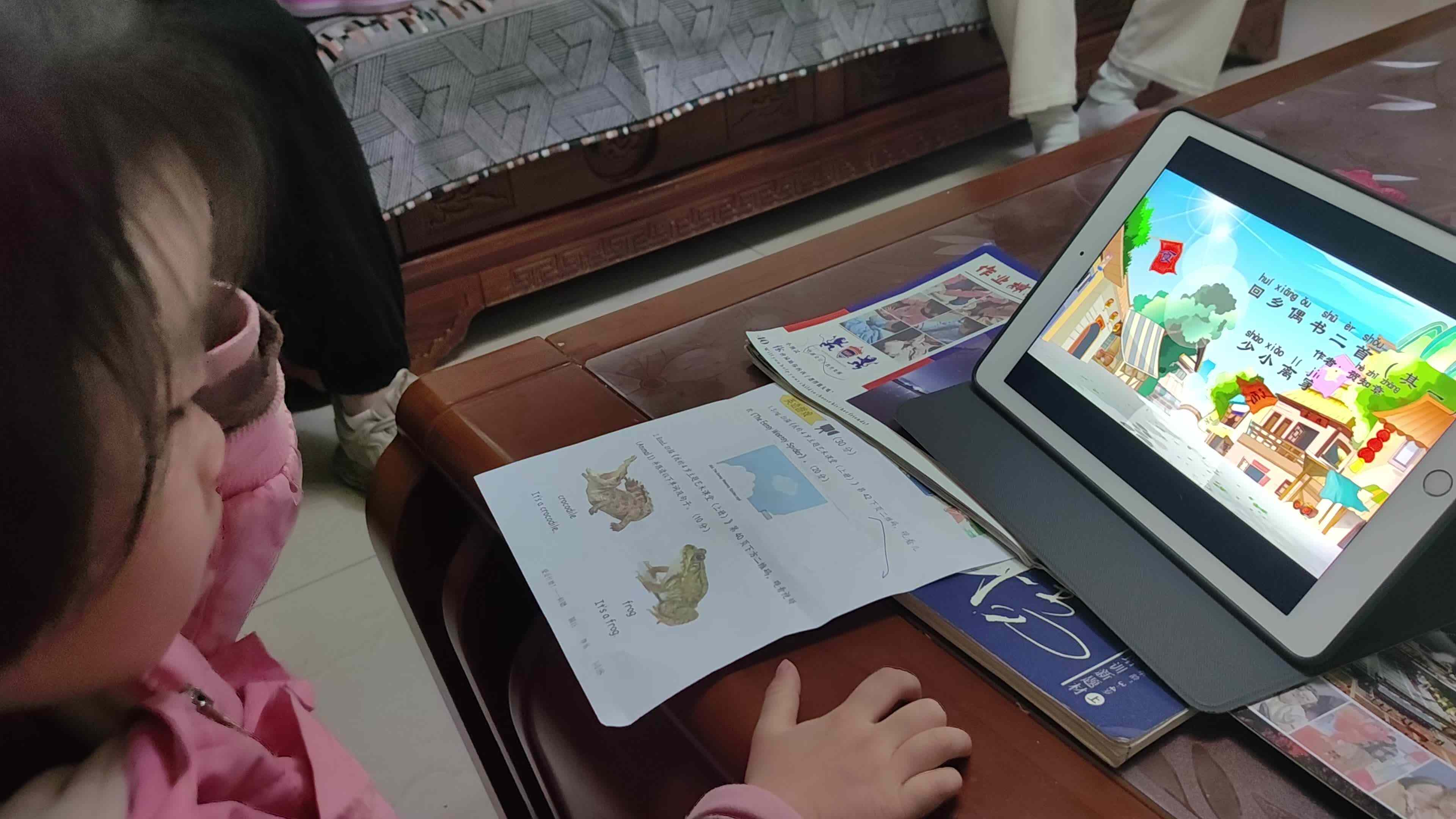 中B班徐子伊观看视频《回乡偶书其一》