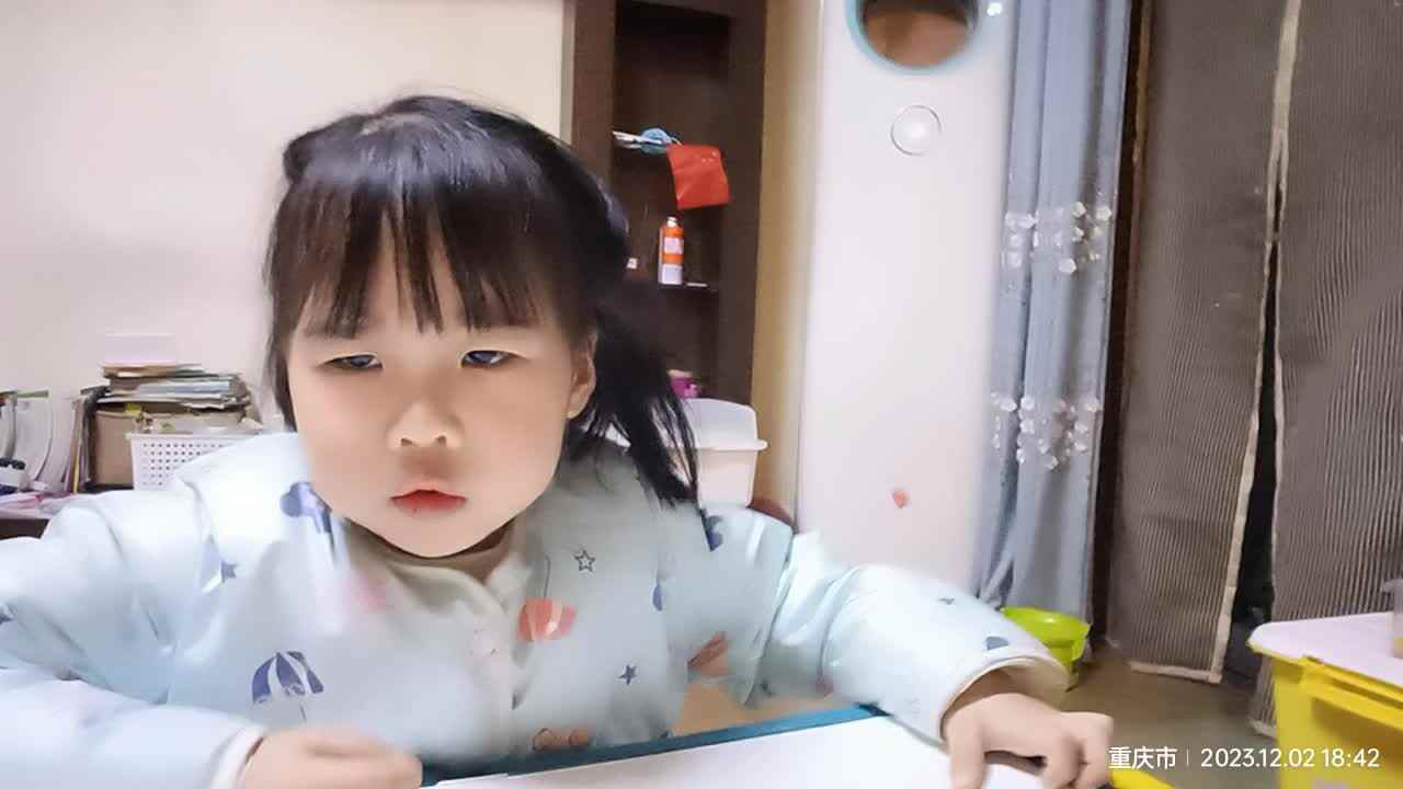 20231202中A班于陈昱檫桌子.mp4