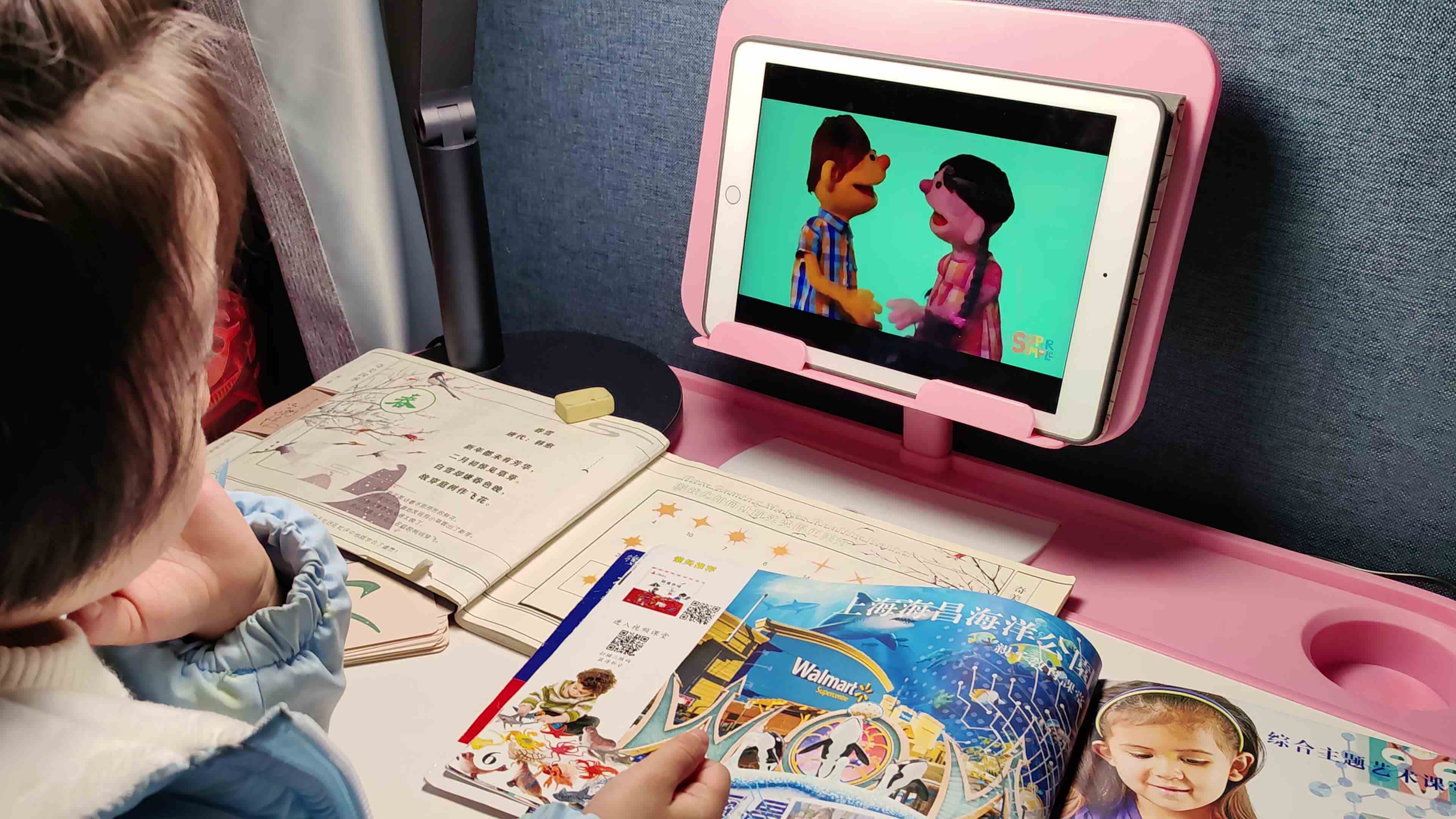 中B班徐子伊观看英文儿歌《What's your name》。