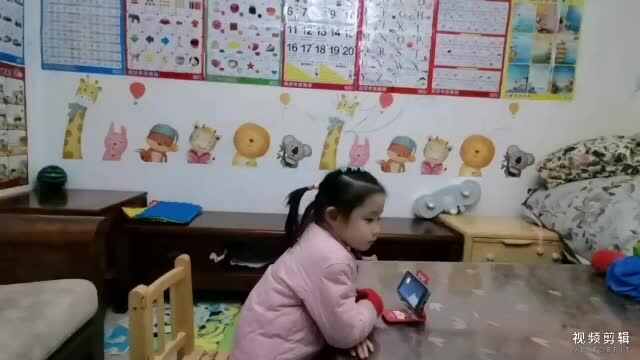 中B班12月8张芷萱观看视频并指读《枫桥夜泊》